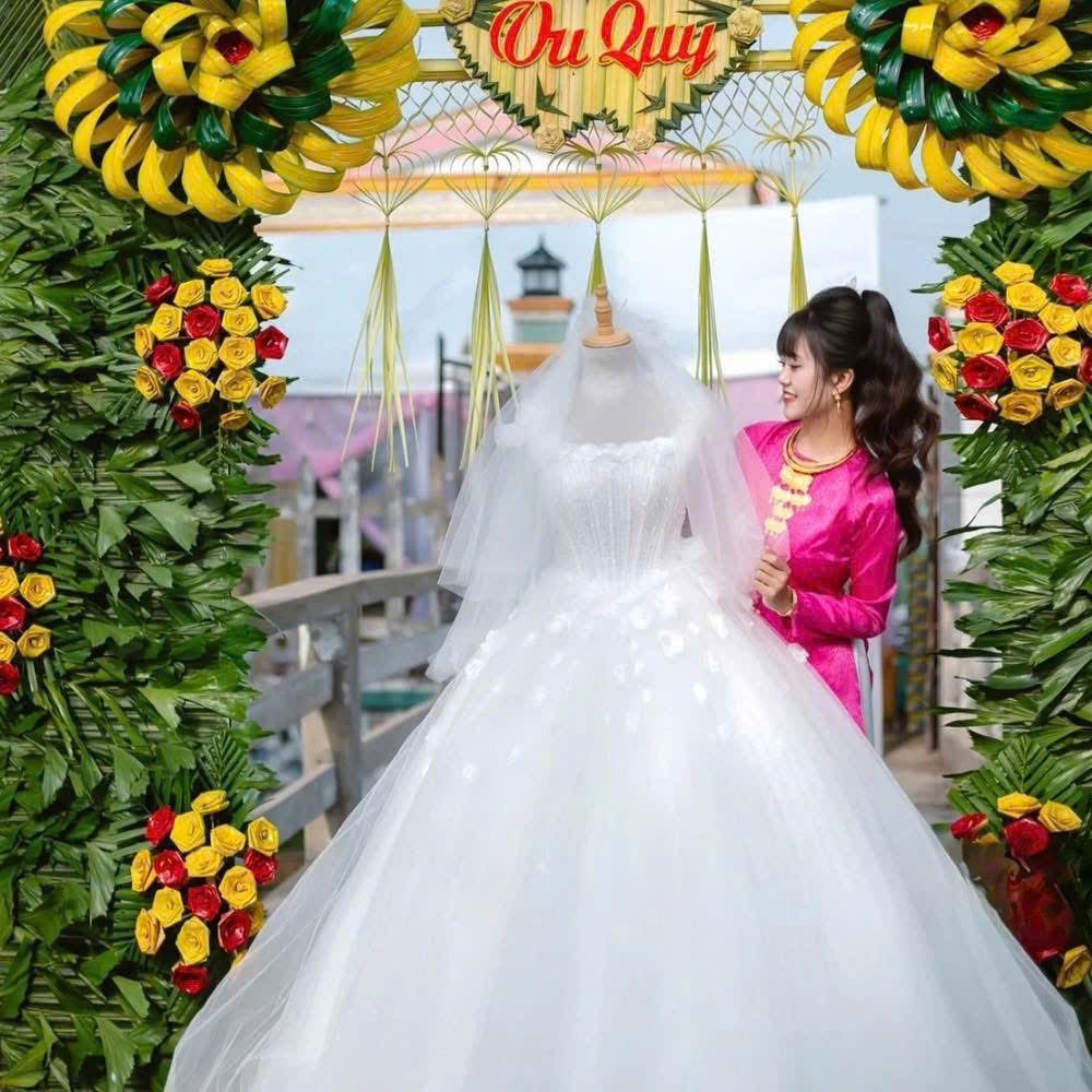 áo bà ba gấm hồng